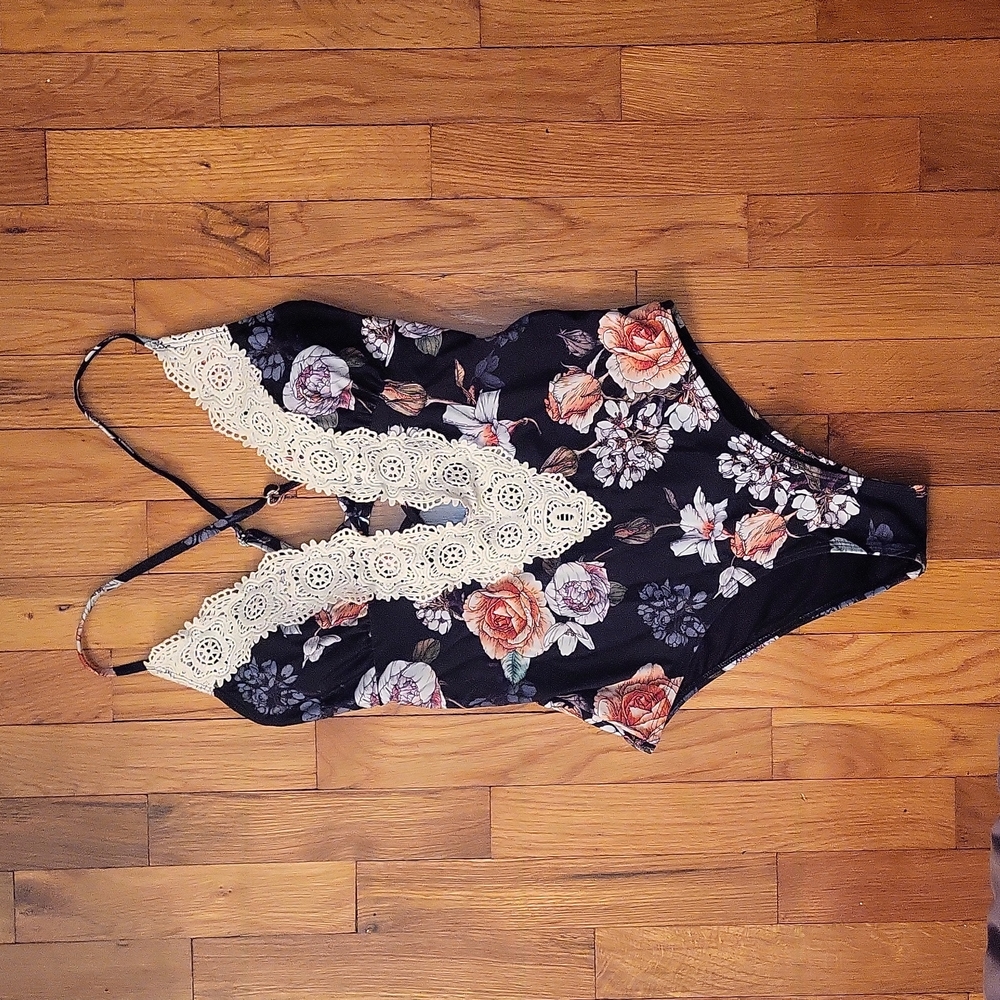 Cupshe Swimsuit 1 Piece Lightly Lined